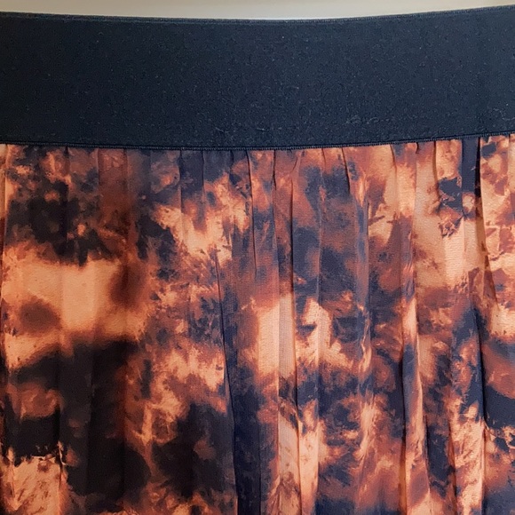 Sexy Skirt, pleated.  with elastic waist, Black and Gold, Metro Wear, size Large - Picture 4 of 9